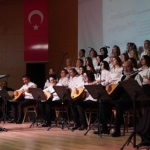 kecmek-kursiyerlerinden-yilsonu-konseri.jpg