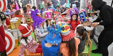 manisali-cocuklar-yeni-yil-coskusunu-doyasi-yasadi.jpg