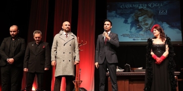 hikmetin-oglu-ayakta-alkislandi.jpg