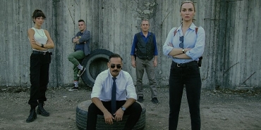 netflix-birce-akalay-ve-olgun-tokerin-basrollerinde-yer-aldigi-mezarlik-dizisinin-2-sezon-fragmanini-yayinladi.jpg