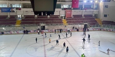 kadinlar-buz-pistinde-bulustu.jpg