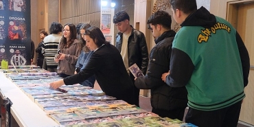 ogrenciler-kitap-fuarinda.jpg
