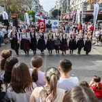 7-ulkeden-cocuklar-23-nisani-yenisehir-sokaklarinda-kutladi.jpg