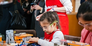 akbank-donusumde-gelecek-var-ile-on-binlerce-cocugun-egitim-deneyimini-iyilestiriyor.jpg