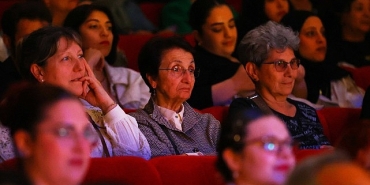 aktif-yasli-merkezi-tiyatroculari-sahnede-parladi.jpg