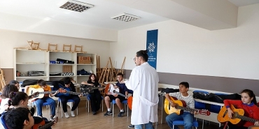 baskan-cercioglundan-gelecegin-sanatcilarina-tam-destek.jpg