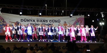 dikilide-dunya-dans-gunu-coskusu.jpg