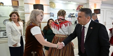 dunya-cocuklari-baskan-muhittin-boceki-ziyaret-etti.jpg