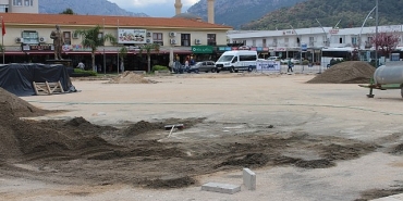kemer-cumhuriyet-meydani-turizm-sezonuna-hazirlaniyor.jpg