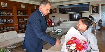 minik-ege-eymen-unal-23-nisan-baskani-oldu.jpg