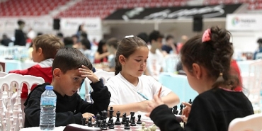 satranc-tutkunlari-geleneksel-kyme-satranc-turnuvasinda-bulusuyor.jpg