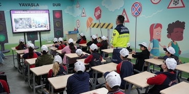 trafik-egitim-parkinda-turk-bayragiyla-renkli-kutlama.jpg