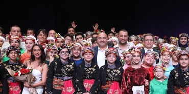 220-dansci-kusak-ile-hem-duygulari-hem-figurleri-sahneye-tasidi.jpg