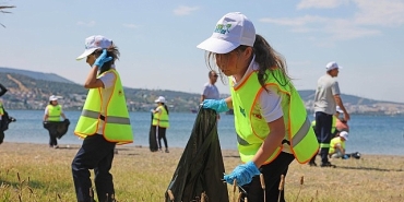 aliagada-ogrencilerle-kiyi-temizligi-ve-geri-donusum-egitimi.jpg