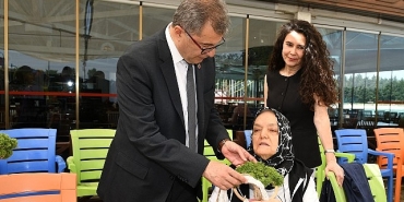 alzheimer-hastalari-icin-anneler-gunu-kutlamasi.jpg
