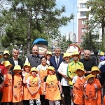 baskan-altay-ozel-genclerle-birlikte-sebze-fidelerini-toprakla-bulusturdu.jpg