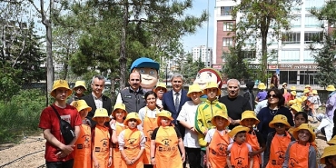 baskan-altay-ozel-genclerle-birlikte-sebze-fidelerini-toprakla-bulusturdu.jpg