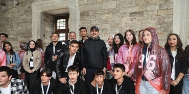 baskan-altay-yht-ile-gunubirlik-istanbul-gezisine-katilan-ogrencilere-eslik-etti.jpg