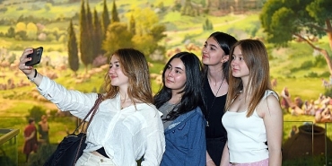 baskan-aydin-ornek-liselilerle-osmangazide-bir-araya-geldi.jpg