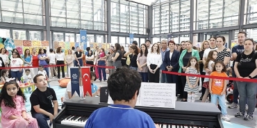 baskan-cercioglunun-aydina-kazandirdigi-otizm-merkezlerinin-ogrencilerinden-sanat-sergisi.jpg