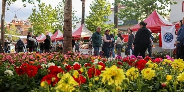 bayindir-26-uluslararasi-cicek-festivalinin-ilk-gunu-dolu-dolu-gecti.jpg