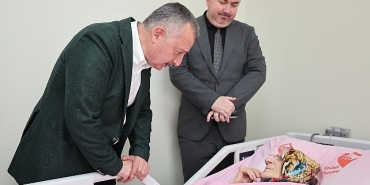 buyukakin-anneler-gununde-sehit-ailesi-ve-huzurevine-gitti.jpg
