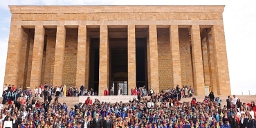 cankayali-minik-mezunlar-atasinin-huzurunda.jpg