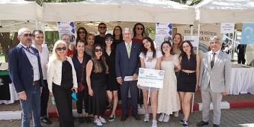 ege-universitesinde-bahar-senligi-atesi-yakildi.jpg