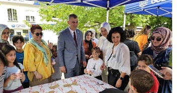 golcuklu-cocuklar-elleriyle-annelerine-hediye-yapti.jpg
