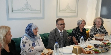 izmirde-en-anlamli-anneler-gunu-kutlamasi.jpg