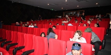 kemer-belediyesinden-engelliler-haftasina-ozel-sinema-etkinligi.jpg