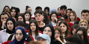 kocaman-genclerle-birlikte.jpg