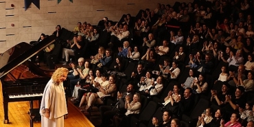 nilufer-senfoni-orkestrasi-ilk-konserinde-gulsin-onayi-agirladi.jpg