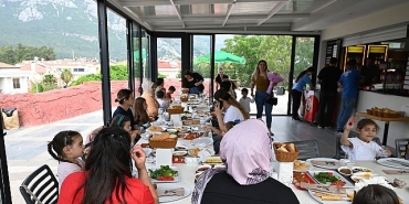 ogretmenlerden-tepe-parkinda-anneler-gunu-etkinligi.jpg