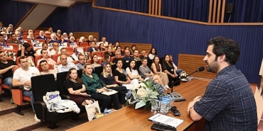oyuncu-ugur-uzunel-marmarabirlik-iscileriyle-rifat-ilgazi-konustu.jpg