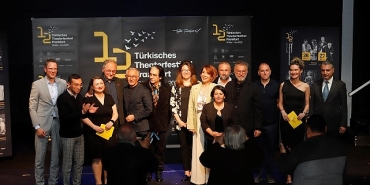 sehir-tiyatrolari-yenilmez-oyunuyla-frankfurt-seyircisiyle-bulustu.jpg