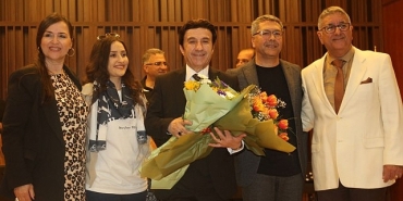 ses-sanatcisi-mehmet-safak-ege-universitesinde-kulaklarin-pasini-sildi.jpg