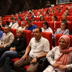 uyandigim-dunya-tiyatro-oyunu-buyuk-alkis-aldi.jpg