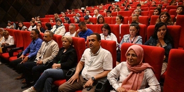 uyandigim-dunya-tiyatro-oyunu-buyuk-alkis-aldi.jpg