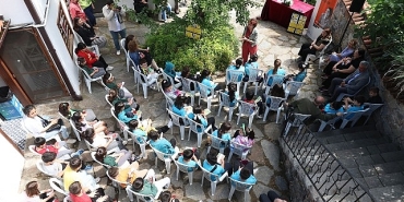 yazar-karamuti-misi-yazievinde-ogrencilerle-soylesi-yapti.jpg