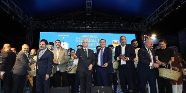 26-merkezefendi-geleneksel-tip-festivali-mesir-macunu-dagitimi-ve-ugur-isilak-konseriyle-basladi.jpg