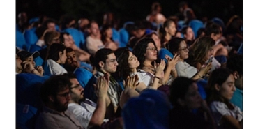 acik-havada-sinema-keyfi-basladi.jpg