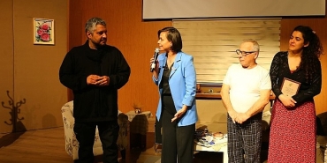 ayvalik-belediye-tiyatrosuna-odul-yagdi.jpg