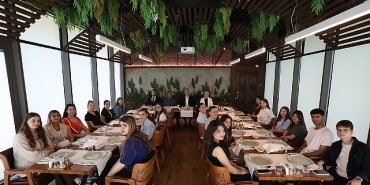 baskan-alper-taban-stajyer-ogrencilerle-veda-sofrasinda-bulustu.jpg