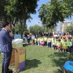 bayraklida-cevre-gunu-senligi-cocuklar-cizdi-belediye-cop-kamyonlariyla-ilce-sokaklarina-tasidi.jpg