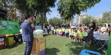 bayraklida-cevre-gunu-senligi-cocuklar-cizdi-belediye-cop-kamyonlariyla-ilce-sokaklarina-tasidi.jpg