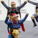 bayraklida-halk-danslari-gosterisi-nefes-kesti.jpg