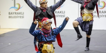bayraklida-halk-danslari-gosterisi-nefes-kesti.jpg