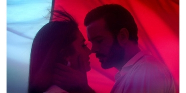 hande-ercel-ve-baris-arducun-basrollerinde-yer-aldigi-disneyin-aski-hatirla-dizisinden-yeni-tanitim-yayinlandi.jpg