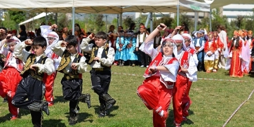 ilkokul-ogrencilerinden-halk-oyunu-gosterisi.jpg